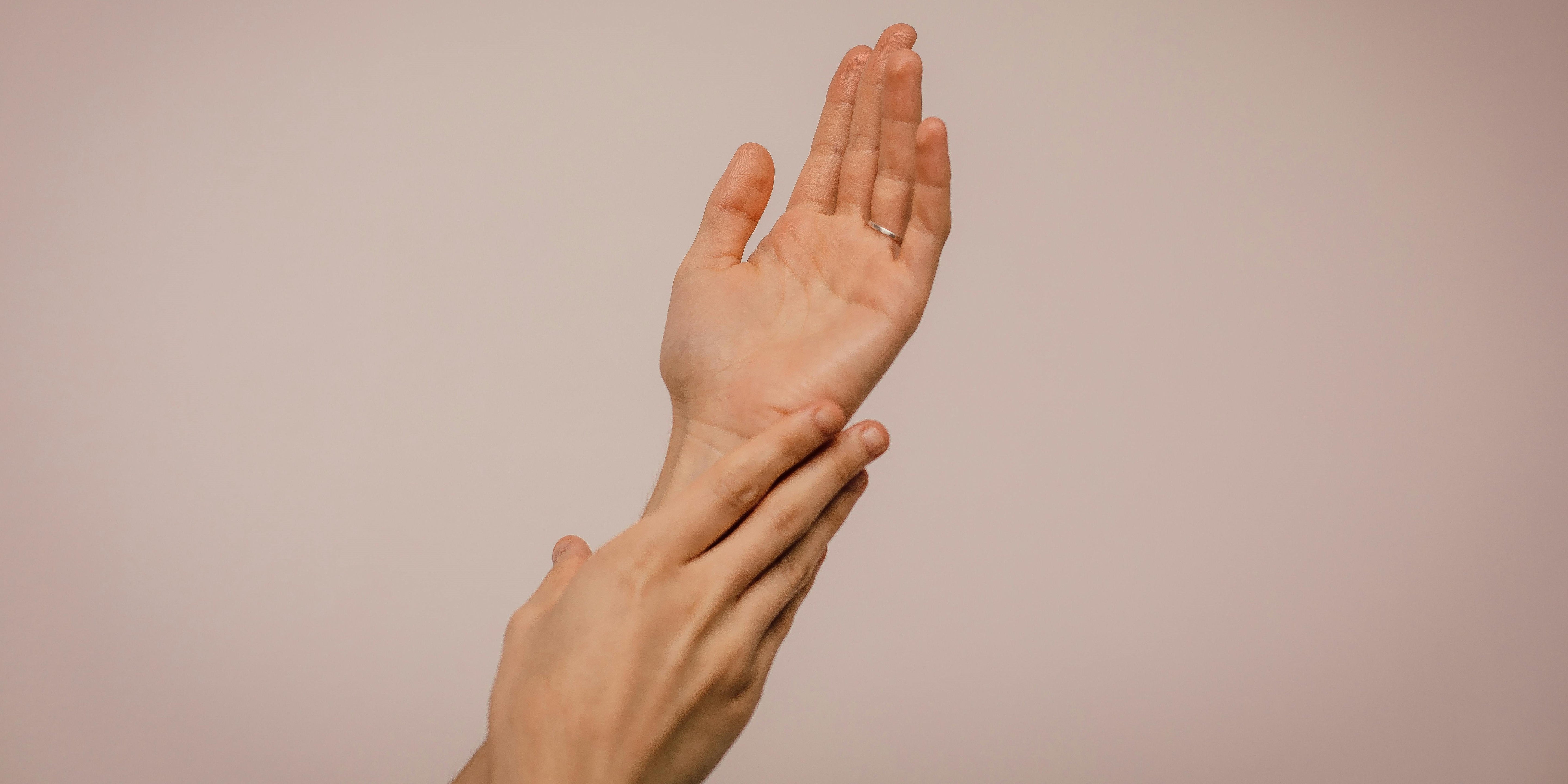 Stress, stay back: Wie EFT Tapping nachweislich Stress abbaut & emotionale Balance stärkt