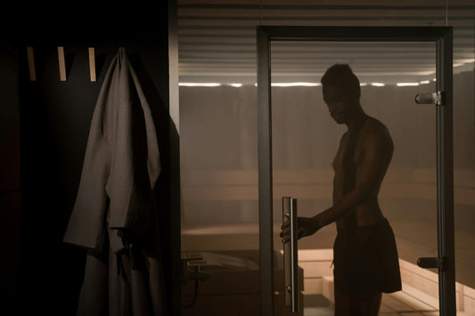 Mann steht in einer Sauna
