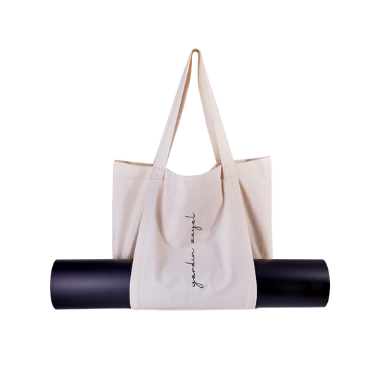 Freistellerbild, Tasche aus Canvas mit Yogamatten-Halterung in naturweiß, yardin zayel Logo-Print auf der Front. Schwarze Yogamatte in der Halterung.