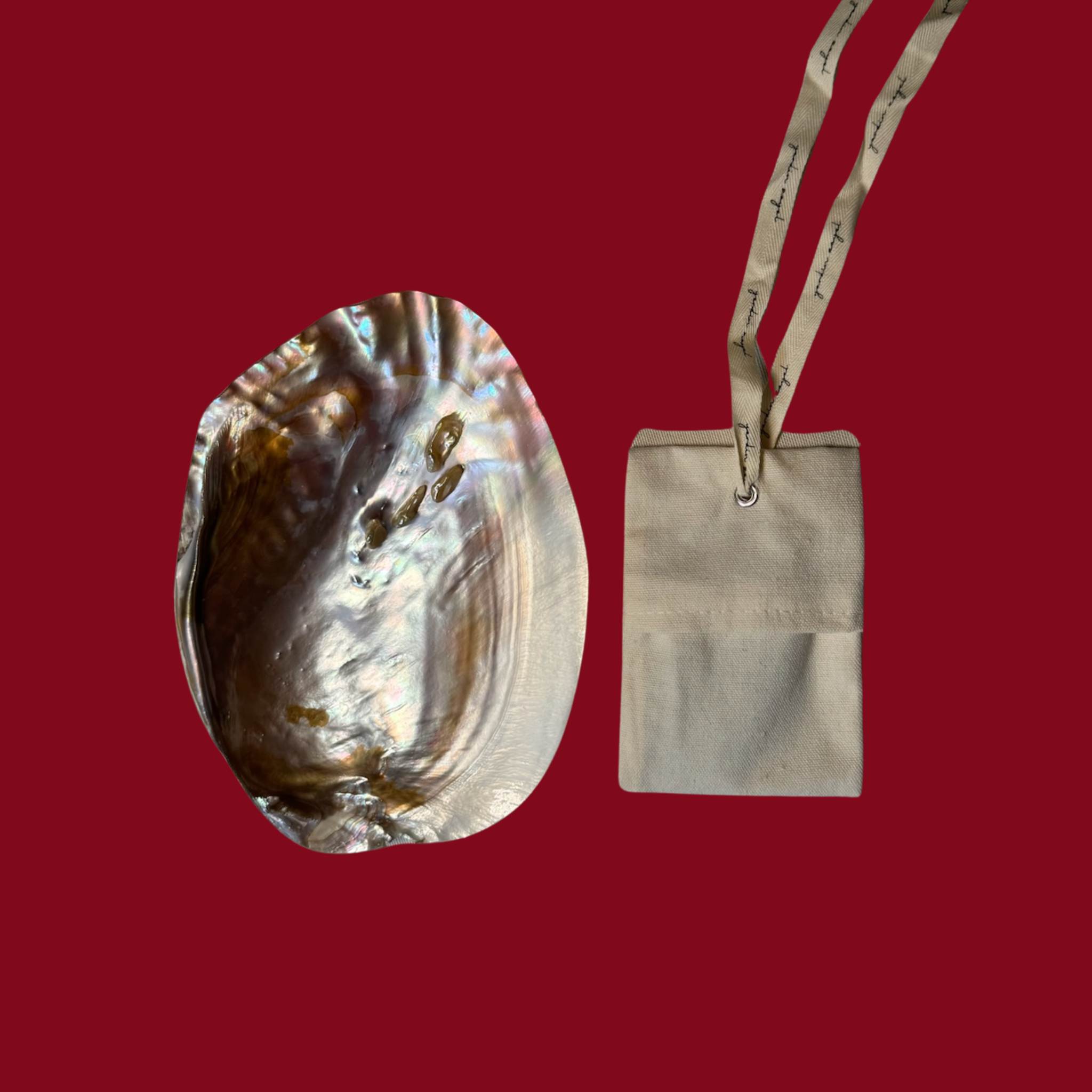 yardi zayel Calm Glow Set im Flatlay: Gua Sha in zugehöriger ästhetischer Baumwolltasche und Searene Muschelschale in ruhiger Ästhetik.