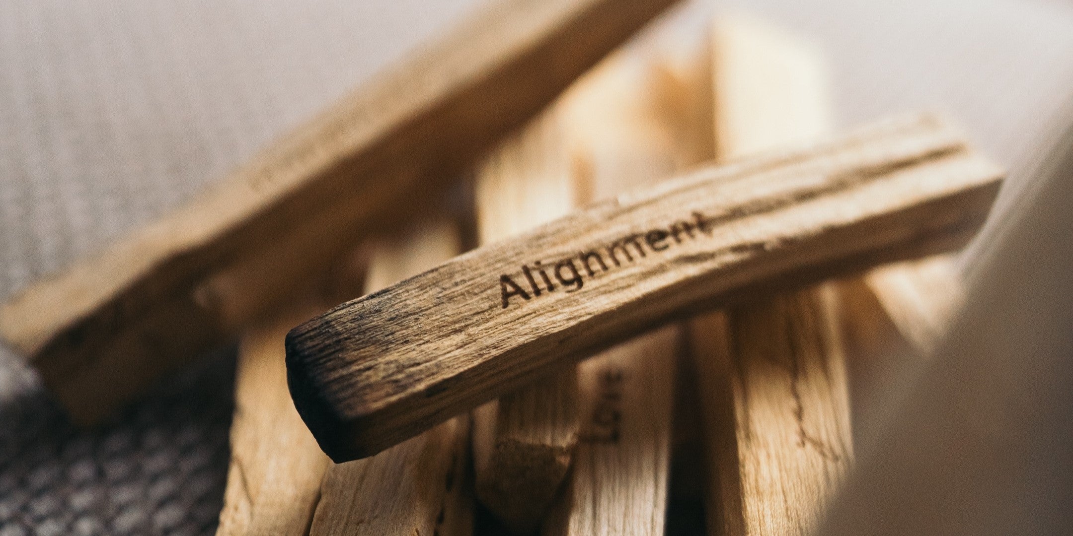 ein Haufen mit Palo Santos und der Gravur Alignment