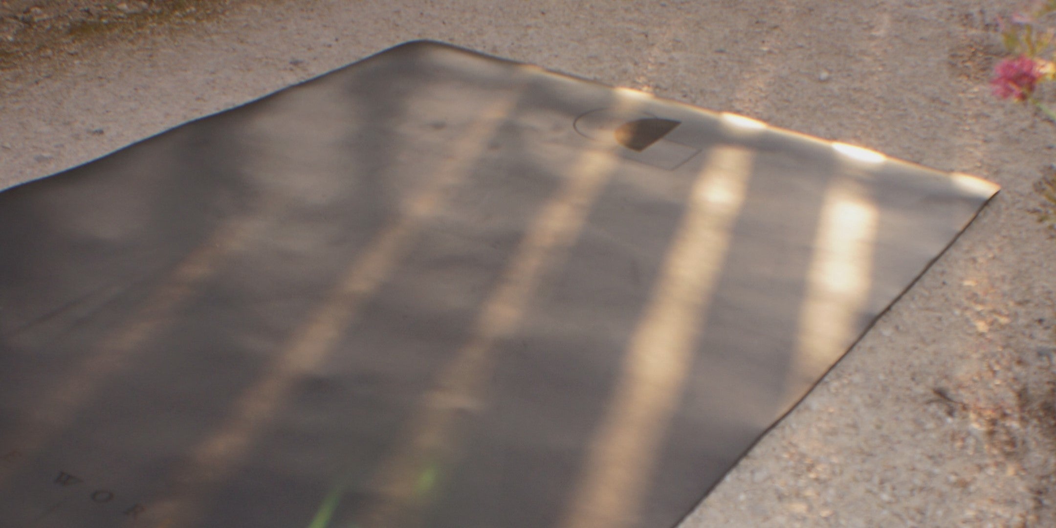 Yogamatte im Garten mit Sonnenstrahlen