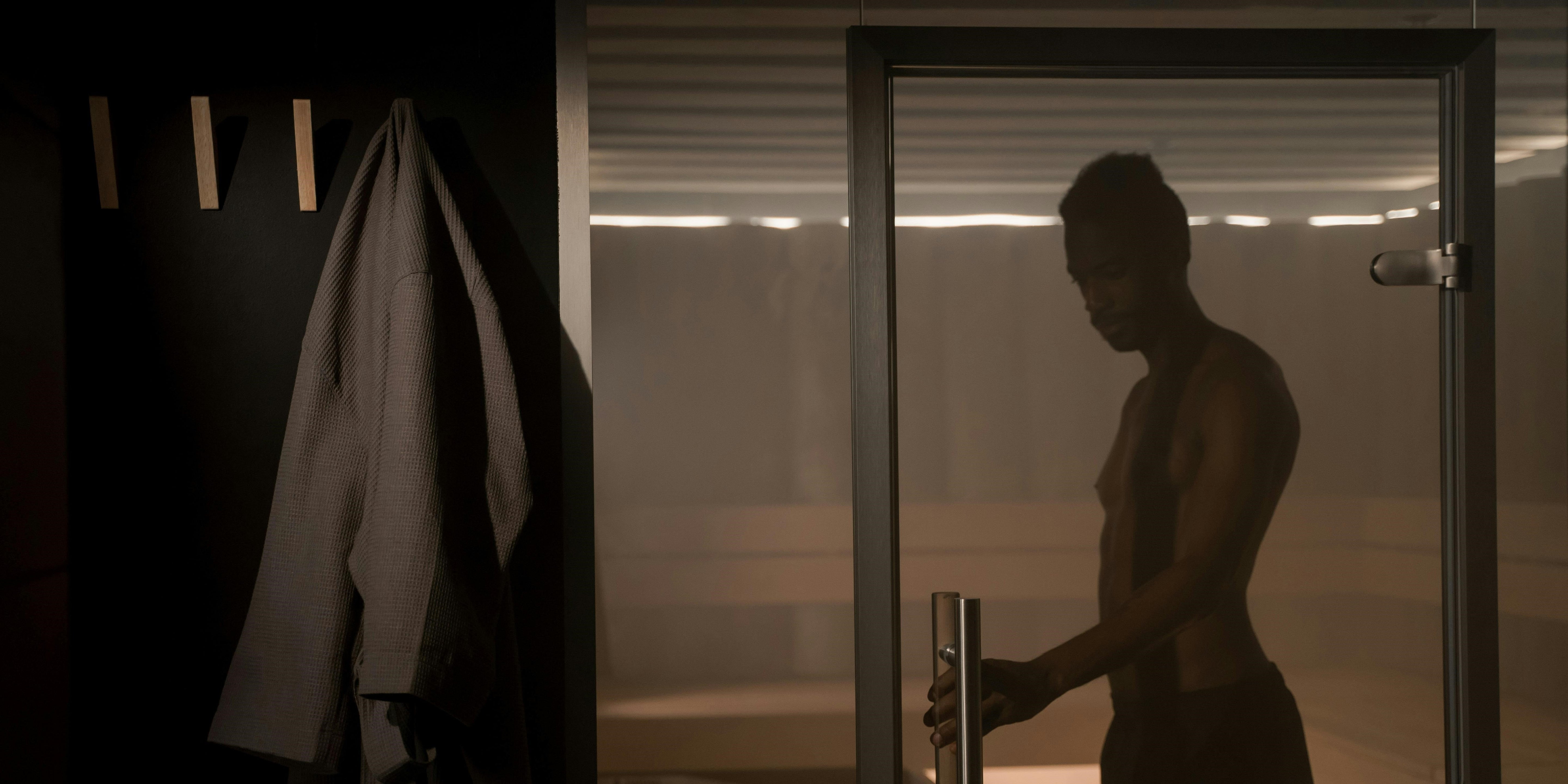 Mann steht in einer Sauna 