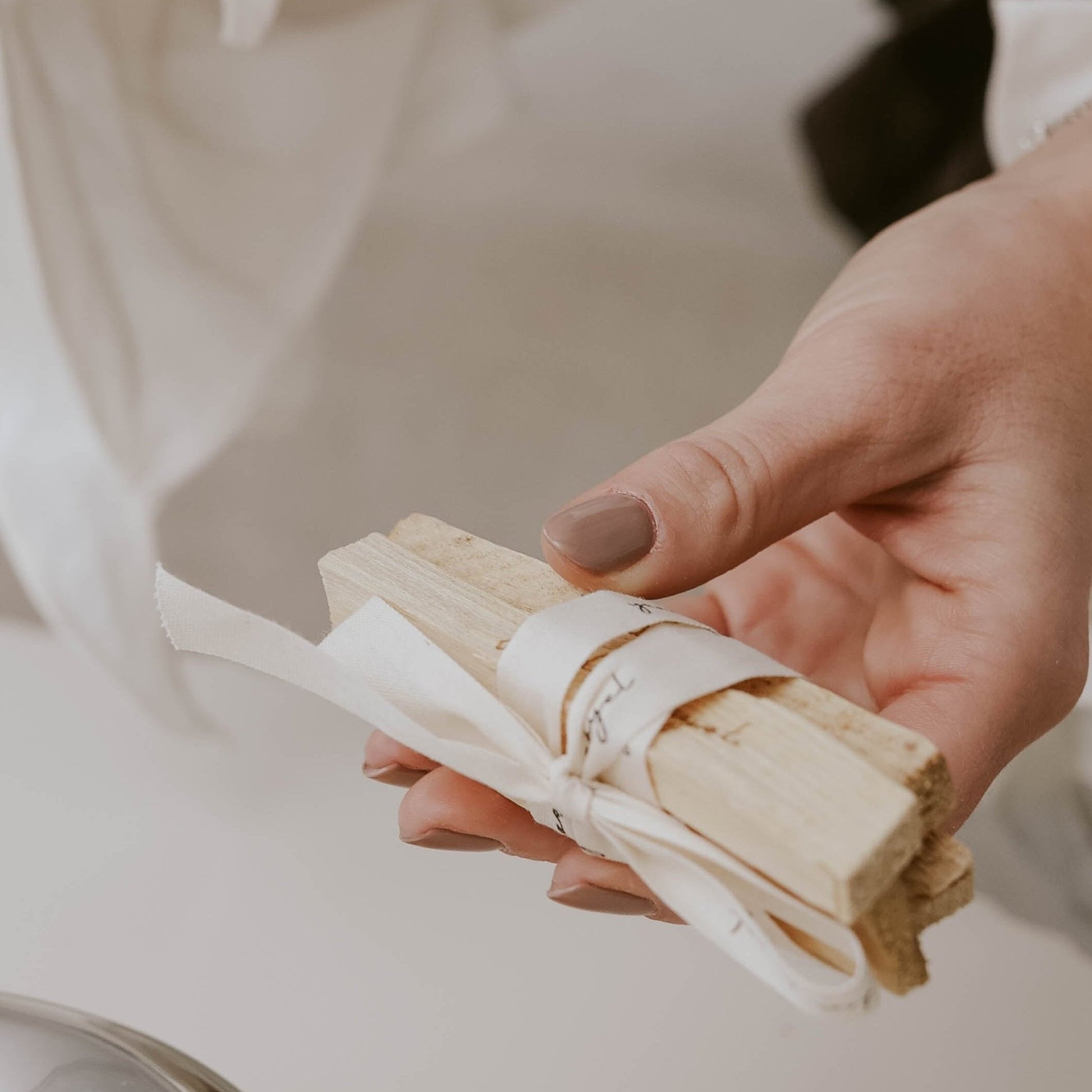 Das Palo Santo Set Zenwood ist in der Hand einer Dame in Nahaufnahme