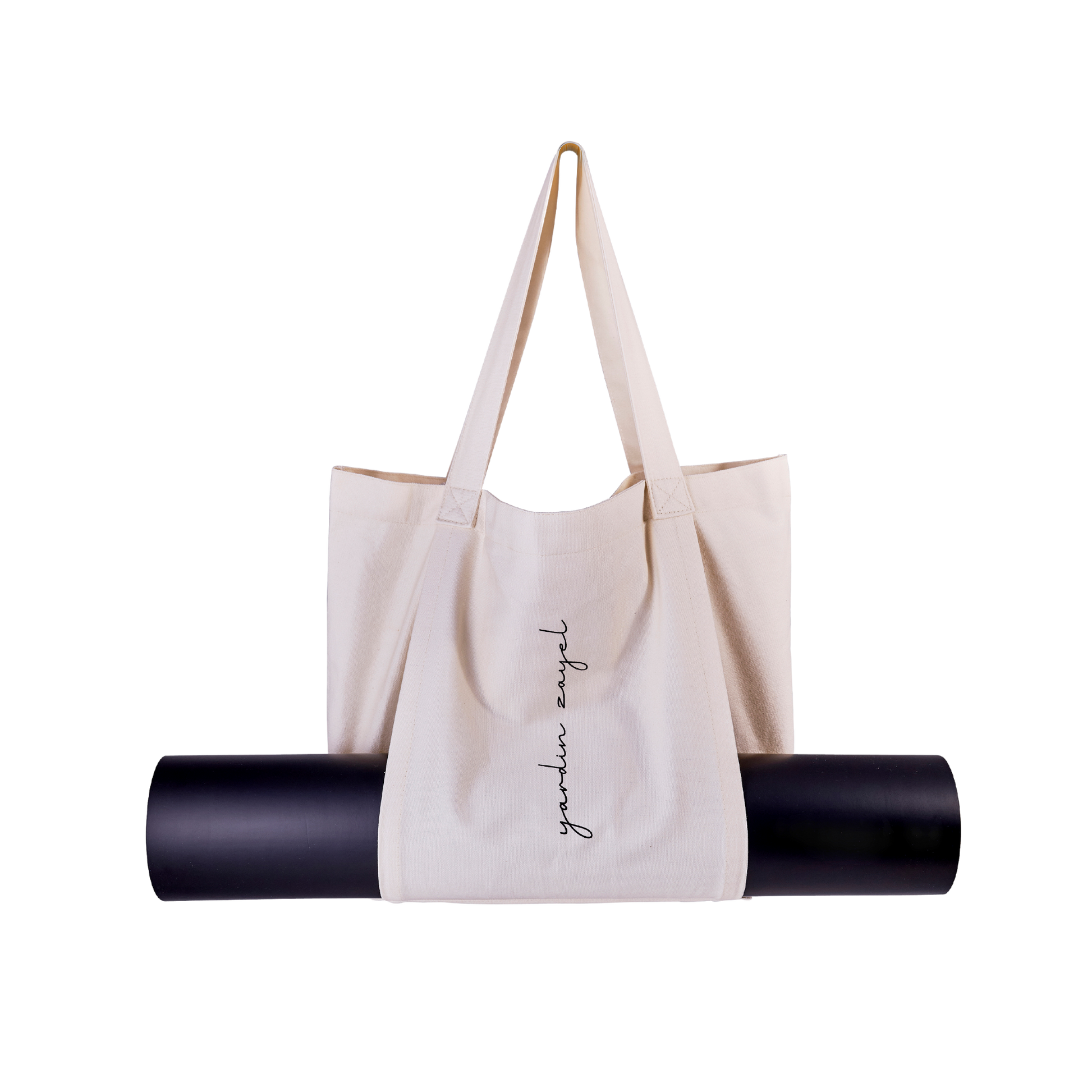 Freistellerbild, Tasche aus Canvas mit Yogamatten-Halterung in naturweiß, yardin zayel Logo-Print auf der Front. Schwarze Yogamatte in der Halterung. 