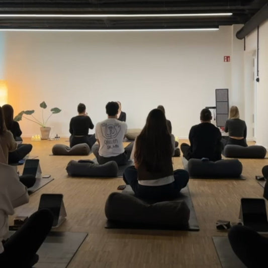 Gruppe von Personen, die bei dem yardin zayel Workshop im Sitzen eine Breathwork-Session machen.