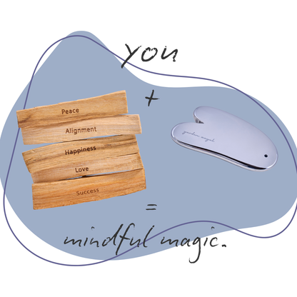 5 Palo Santo mit Mantra als Freisteller aufeinander gelegt, sowie das Teraglow Gua Sha. Auf dem Bild ist handgeschrieben "You + das Bundle = mindful magic"