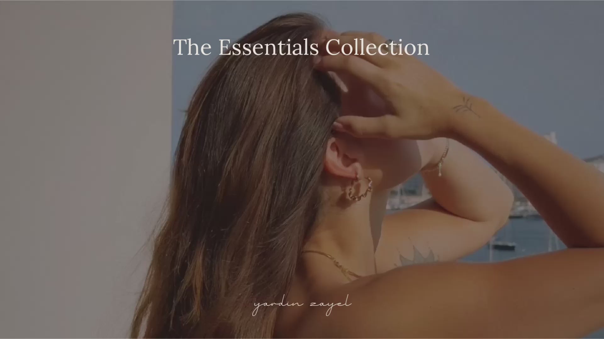 Video laden: Frau, am Meer, die ihr Gua Sha für ihre Skincare nutzt. Gua Sha neben einem Obstteller. Das Meer. 