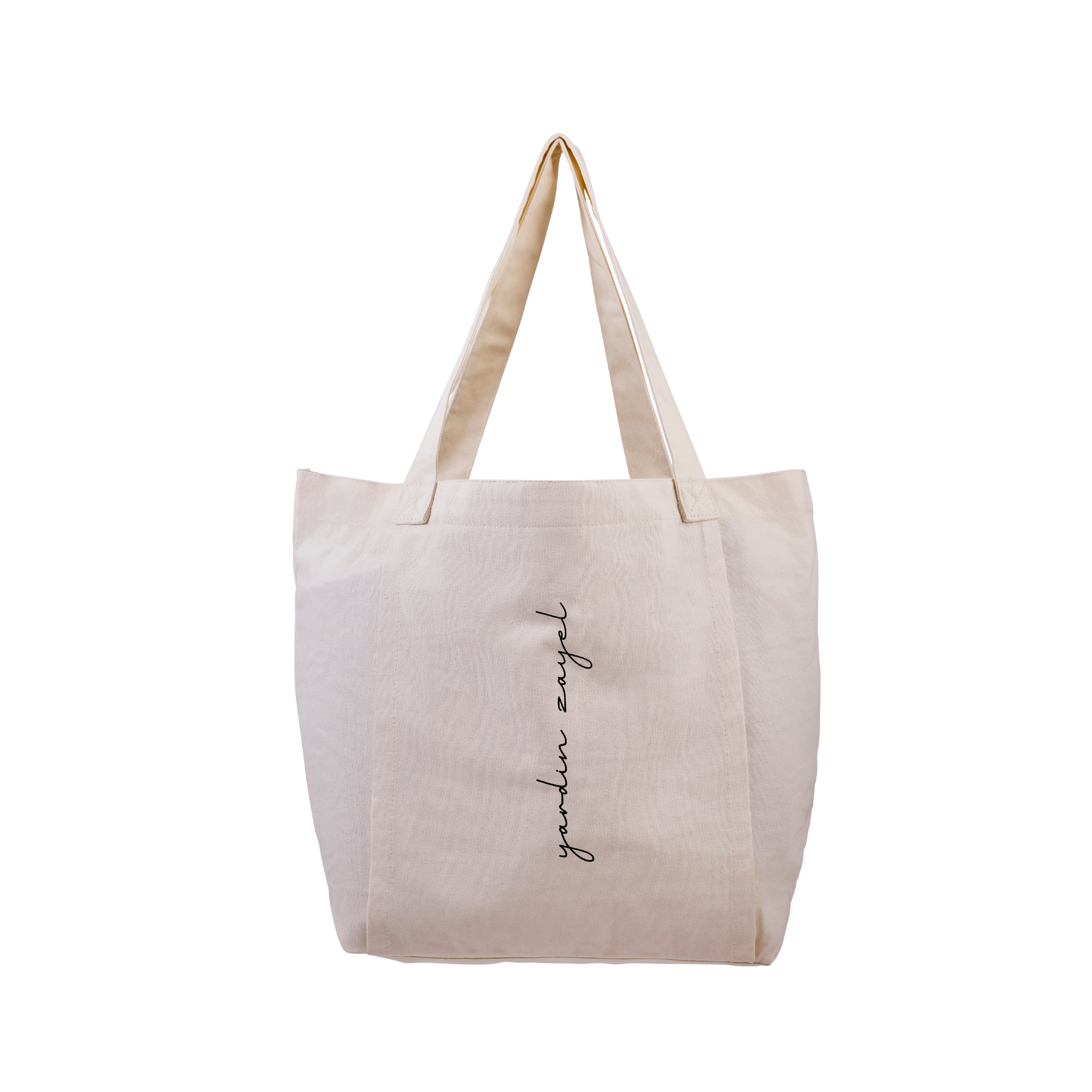 Frontansicht von yardin zayel Canvastasche Flowtote mit Yogamatten-Halterung in Naturweiß und yardin zayel Logo-Print auf der Front.