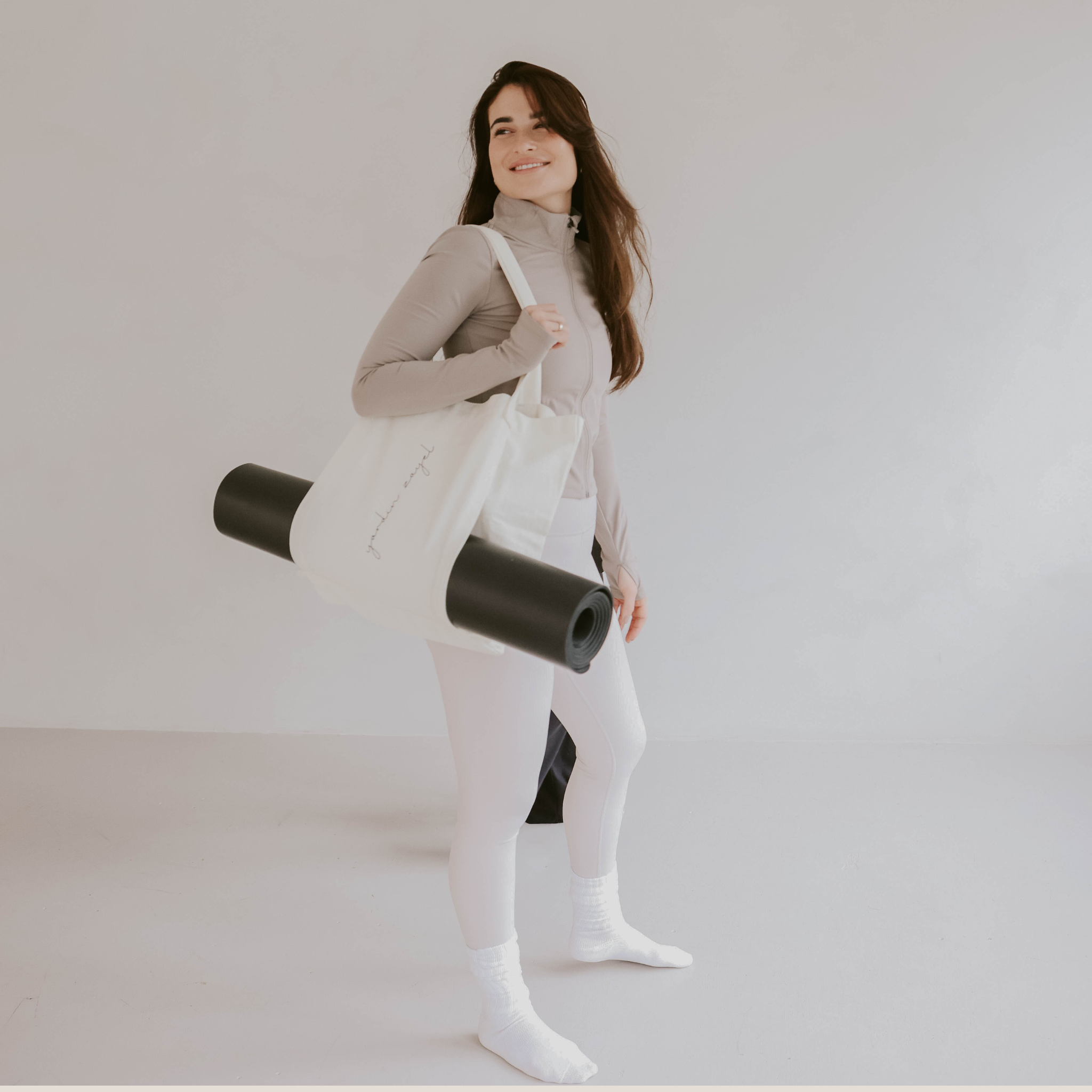 yardin zayel grounded mover Set bestehend aus Yogamatte aus Naturkautschuk und Canvas Tasche Flowtote mit Mattenhalterung in Action. 